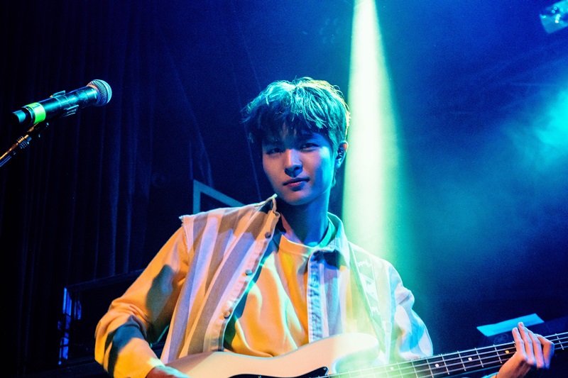 Ji Won, bajista del W24 posa en el concierto celebrado el 17 de septiembre en Buenos Aires, Argentina.
